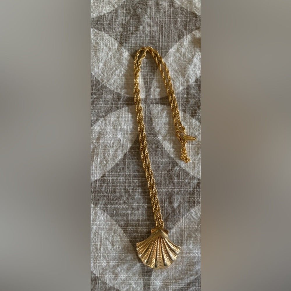Sarah Coventry Gold Tone Sea Shell Necklace